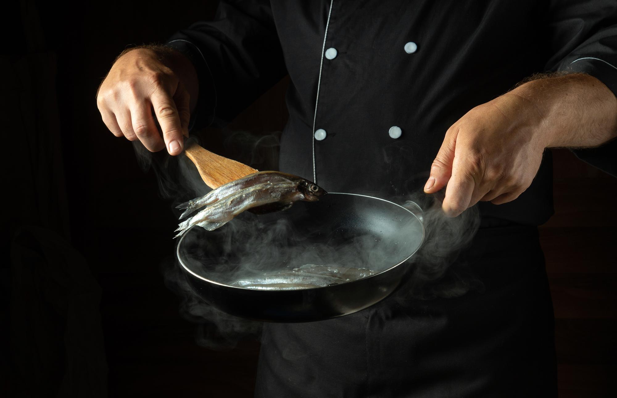 Chef bereitet ein einfaches Gericht zu