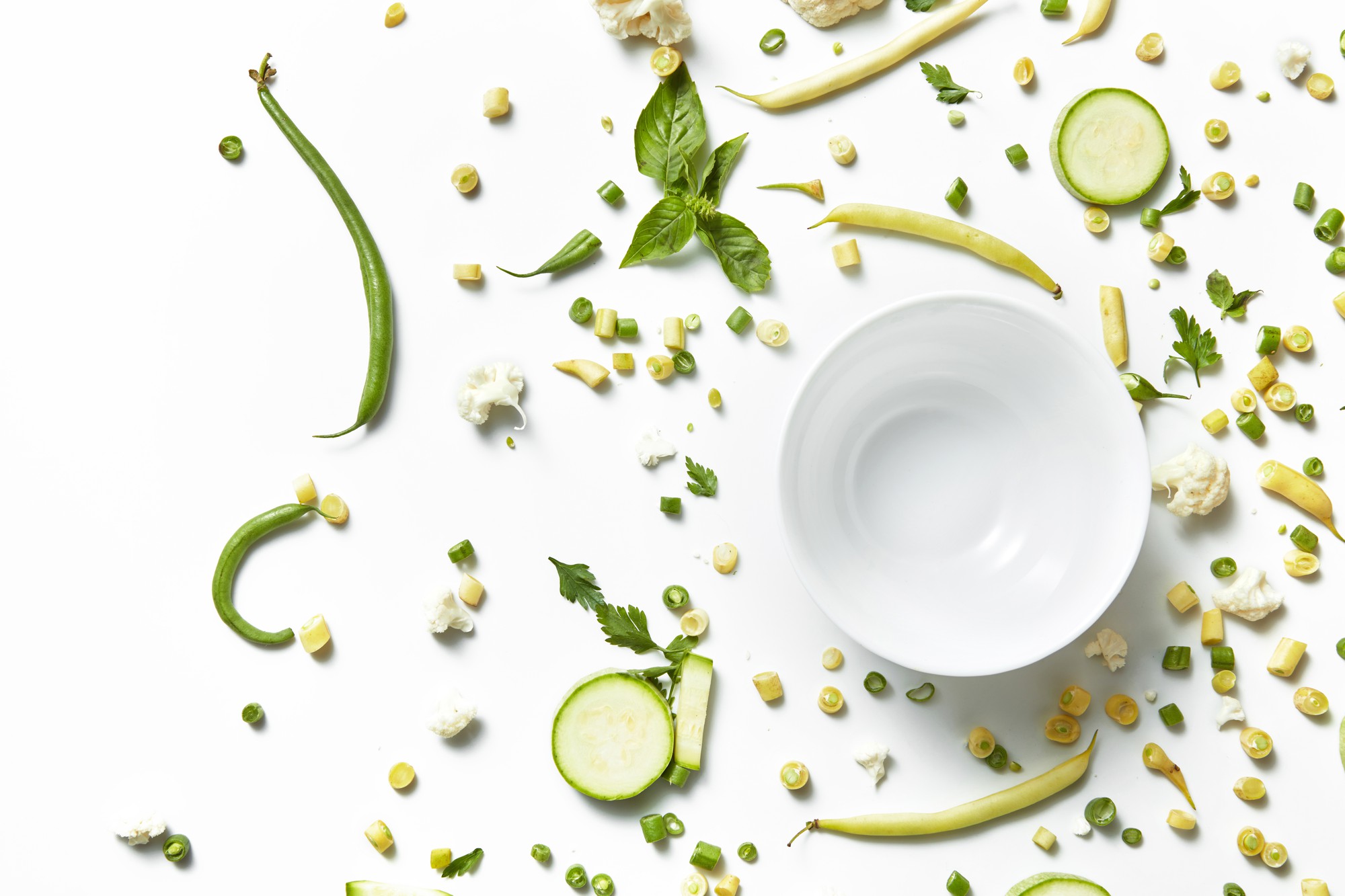 Schale mit frischen Kräutern und minimalem Teller